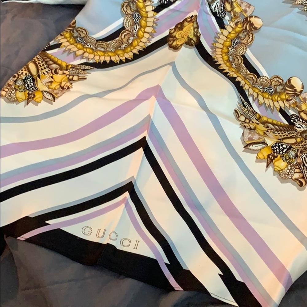 Beautiful Gucci silk handkerchief halter